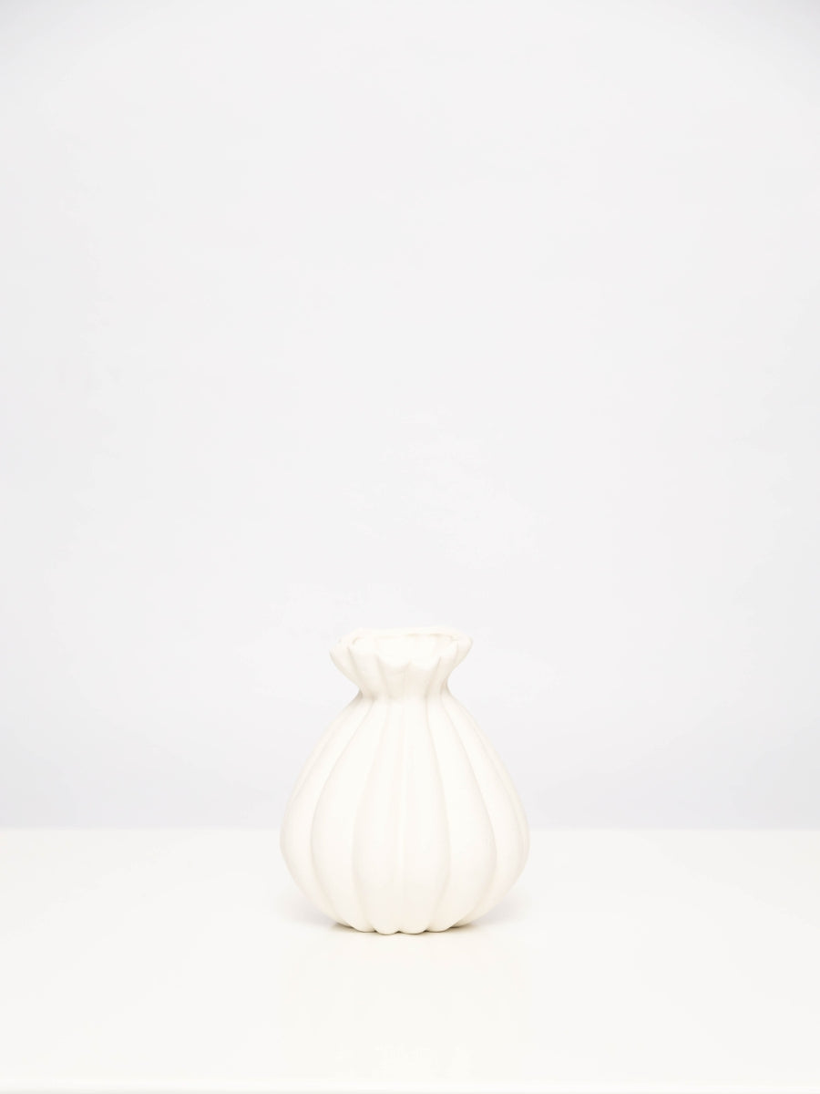 WhiteTorbaBudVase_Small_32ff8bc7-14bf-423c-8739-7a4be0ac0086.jpg