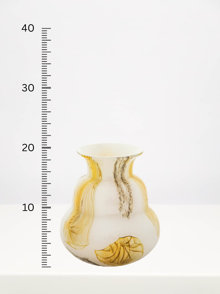 Fidrio - Figura Vanilla - 20cm next to a centimetre ruler showing its height